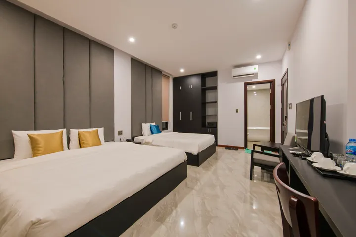 3. Deluxe triple room with balcony images